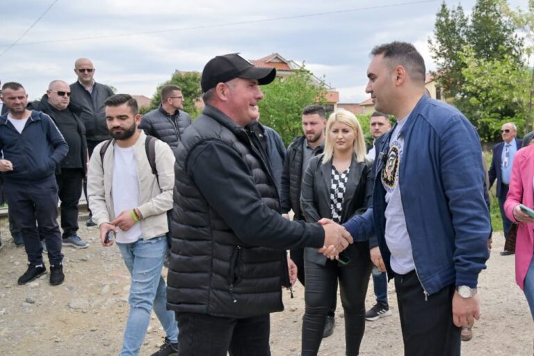 Këlliçi takim me banorët në Laprakë: Mbikalime për ata që preken nga hekurudha