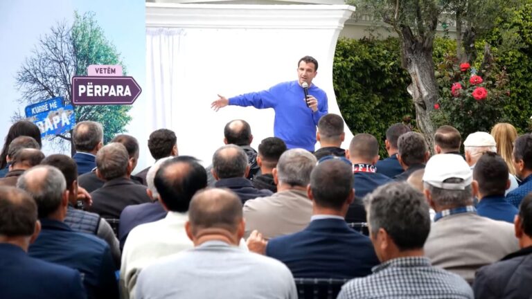 Veliaj me fermerët në Kavajë: Ne i çojmë punët veç përpara me punë dhe mund. Ata i përdorin njerëzit si ”mish për top”
