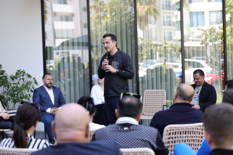 Veliaj me operatorët turistikë në Kavajë: Veç me bashkëpunim e çojmë vendin përpara. Ata i duan bashkitë për përçarje dhe sherr
