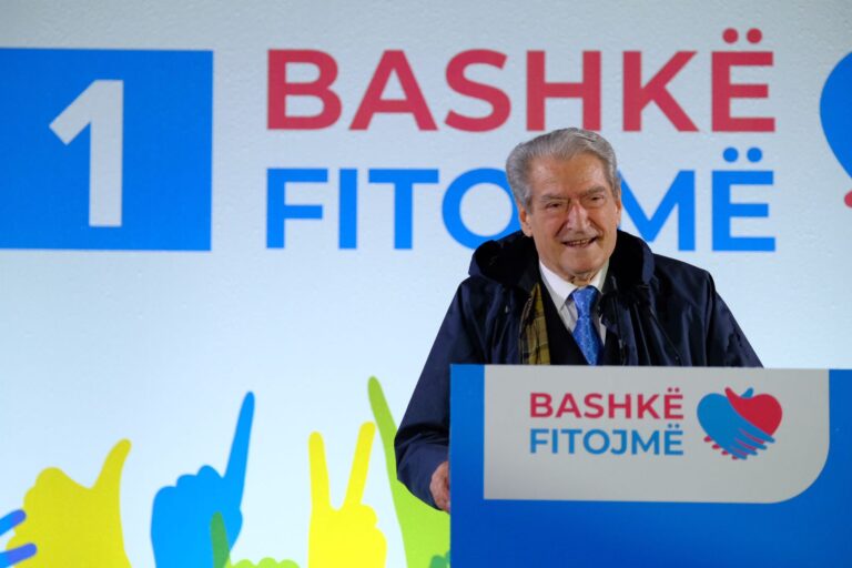 Berisha në Korçë: Zgjedhje për fatin e demokracisë. Flet për Amerikën njeriu që i korruptoi SHBA-në shefin e kundërzbulimit