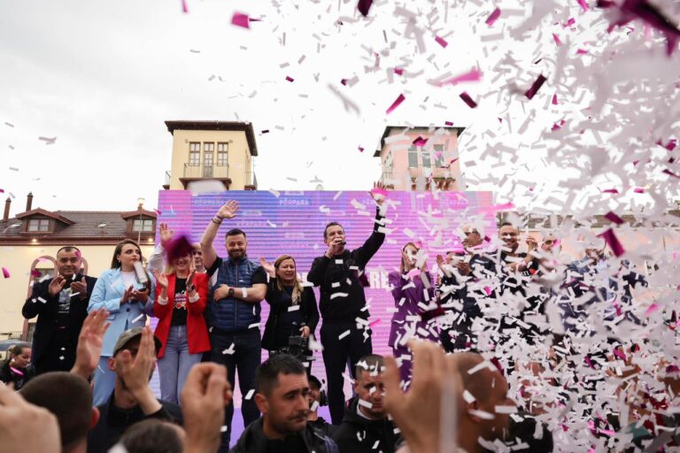Veliaj me banorët e Kombinatit, Astirit e Kasharit: Ne nuk do ndalemi! Mos i jepni më asnjë votë në Kombinat atij që fytyrën ia dha Saliut