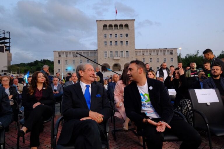 Berisha mbyll fushatën në Tiranë: Shqiptarët do të votojnë ndryshimin, i kemi bindur