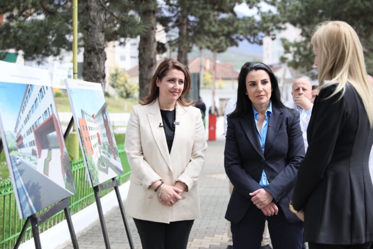 Projekti i spitalit të Dibrës, Manastirliu: Hyn në fuqi rritja historike e pagave për bluzat e bardha