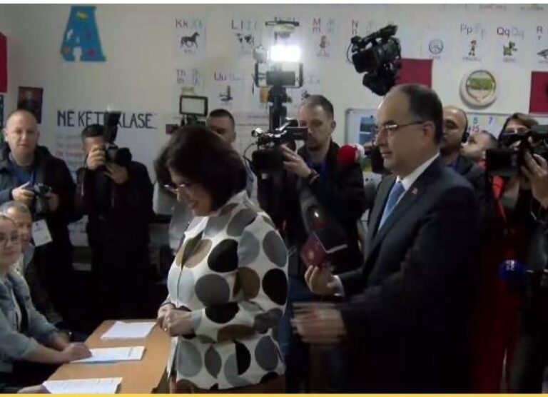 Voton Presidenti Begaj dhe Zonja e Parë