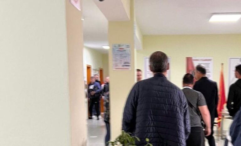 Luçiano Boçi presion votuesve dhe komisionerëve, futet brenda qendrave të votimit