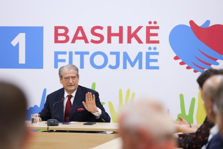 “670 mijë zarfe me 50 mijë lekë secili”, Berisha: Duan të ma lënë mua fajin për 14 Majin