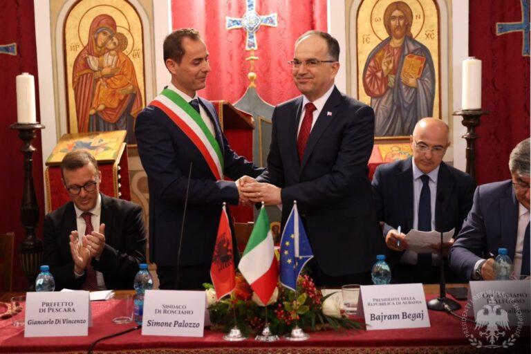 FOTO/ Presidenti Begaj shpallet “Qytetar Nderi” nga Komuna e Roshanos: Mikpritje vëllazërore