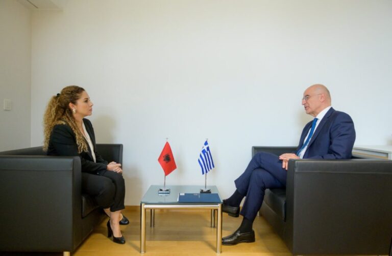 Beleri rrezikon burgun, ministri grek Dendias takon ballë për ballë Olta Xhaçkën