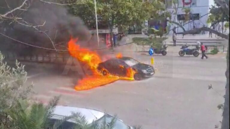 Shkrumbohet makina, shpëton mrekullisht shoferi