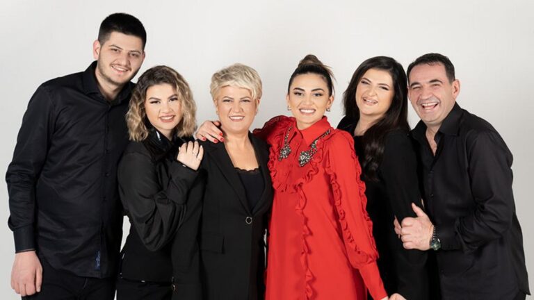 BBC shkruan për këngën shqiptare në Eurovizion 2023: Mesazh i fortë për rëndësinë e familjes