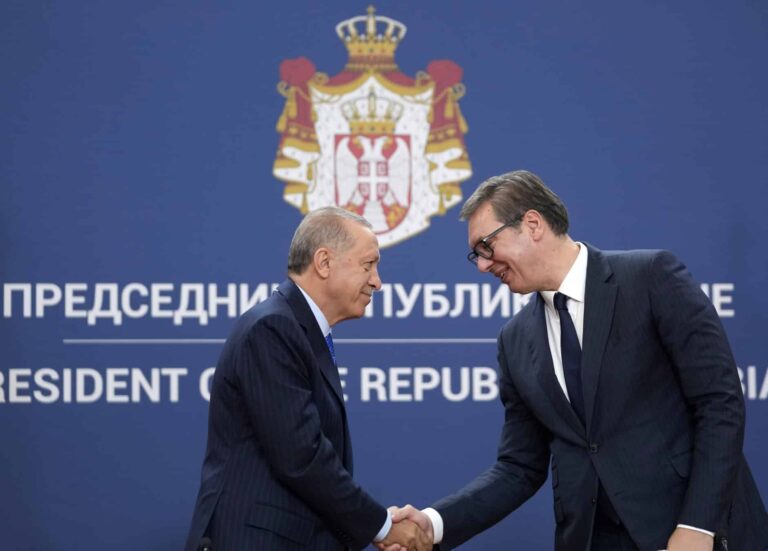 Vuçiç i ”merr” aleatin Kosovës, i kërkon ndihmë Erdoganit për situatën në veri