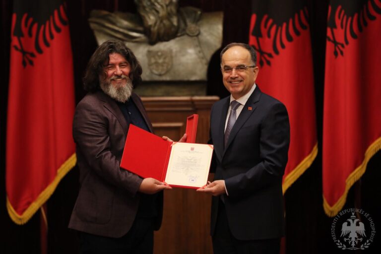 Presidenti Begaj dekoron piktorin e njohur Helidon Haliti, me titullin ”Mjeshtër i Madh”