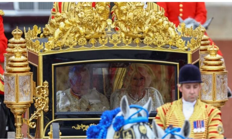 Ceremonia e kurorëzimit, mbreti Charles III mbërrin me karrocë të larë me ar. Rrugët e Londrës mbushen plot me njerëz