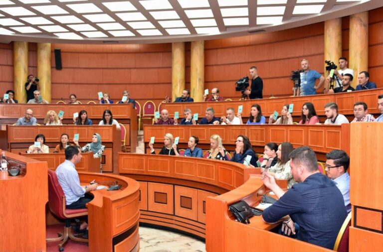 Protesta e opozitës, Kryesia e Këshillit Bashkiak Tiranë vendos të zhvillojë mbledhjen online