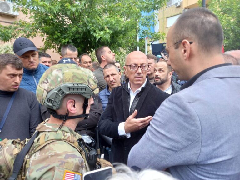 KFOR-i ultimatum serbëve: Lironi hapësirat, ose do ju detyrojmë ta bëni!