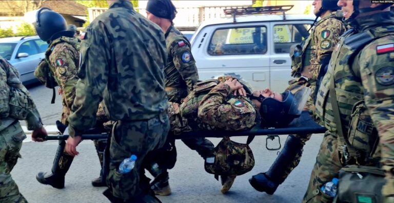 FOTOLAJM/ 41 ushtarë të KFOR-it janë plagosur në Zveçan, shkak dhuna nga serbët