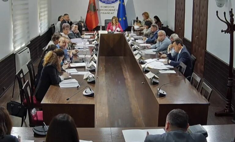 Deputetët përplasen me ministren e Financave për rritjen e pagave