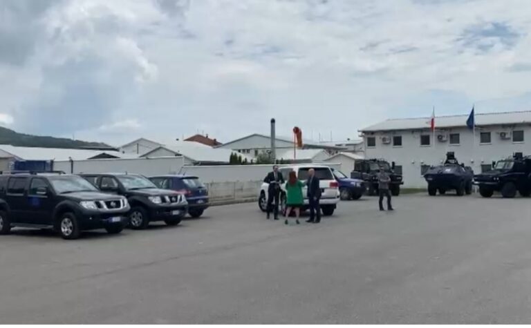 Një ditë pas përplasjeve, situatë e qetë në veri. Policia ruan ndërtesat komunale