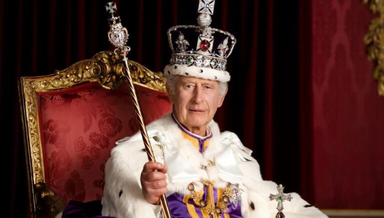 Buckingham Palace publikon foton zyrtare të Mbretit Charles III në fron