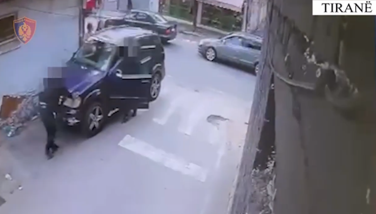 VIDEO/ Ndodh edhe kjo në Tiranë, hajduti vjedh makinën me karrotrec në mes të ditës