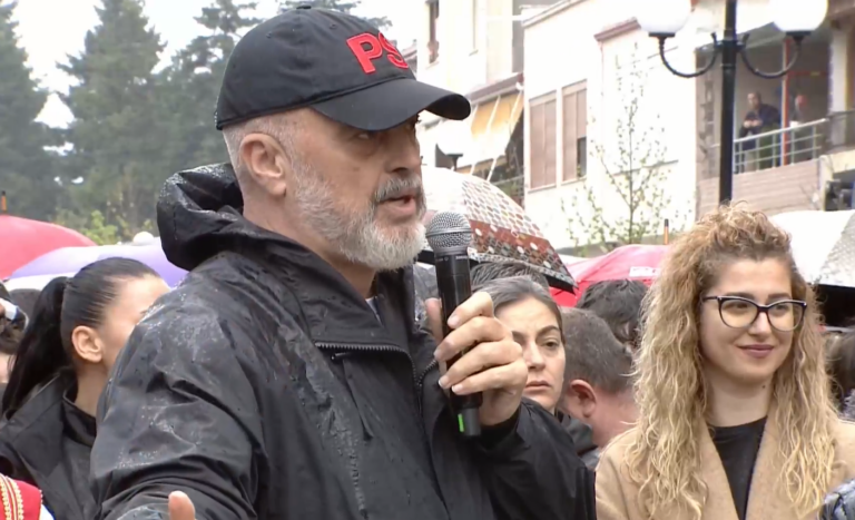 VIDEO/ Rama vijon fushatën edhe në shi: Bulevardi dhe pedonalja, kartëvizita e Devollit
