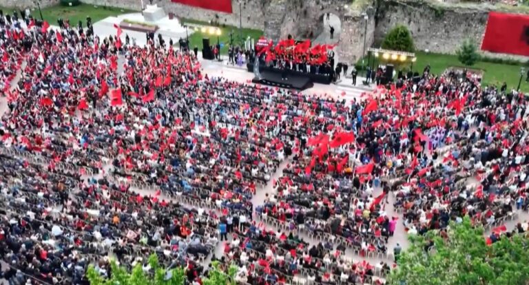 Rama mbyll fushatën në Elbasan: Flamuri kombëtar duhet pasur parasysh. Drejtësia s’do vonojë për non-gratën dhe Like Floririn