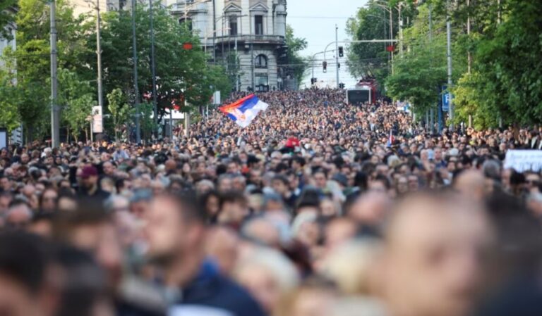 Pas masakrave, në Serbi shpërthejnë protestat masive