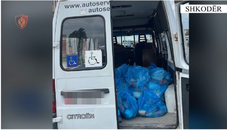 Arrestohen 3 punonjësit e bashkisë Shkodër, trasportonin me furgon ushqime për t’i shpërndarë për vota