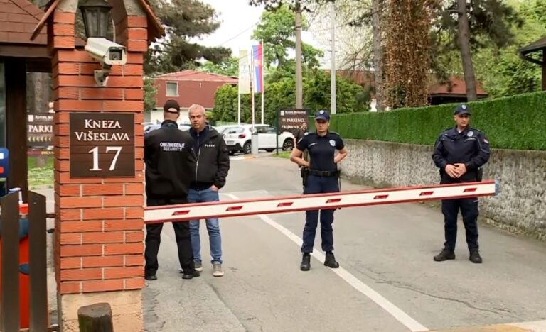Tronditet sërish Serbia, nxënësja qëllon me thikë të miturën dhe mësuesen