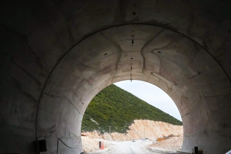 Rama publikon pamjet: Përfundojnë punimet për hapjen e tunelit të Llogarasë (FOTO)
