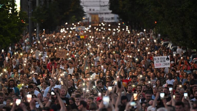 Sërish protestë e madhe kundër Vuçiçit në Serbi: Largohu, dorëheqje