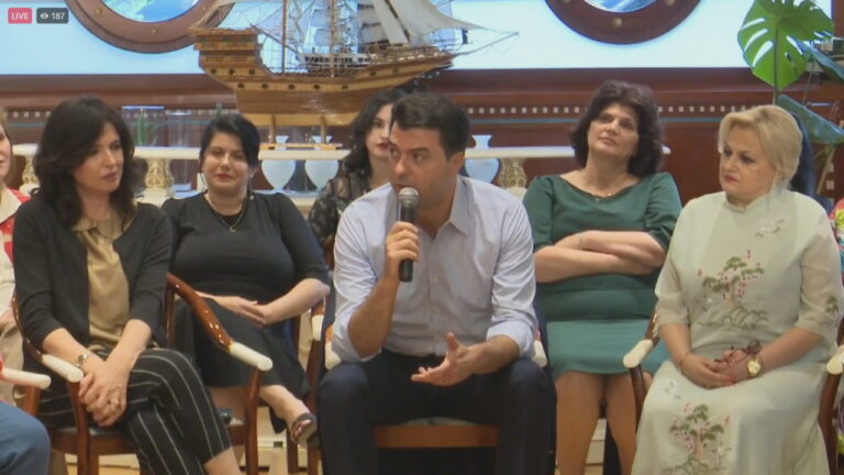 Basha takim me gratë! Sulm Ramës, Berishës dhe Metës: Nuk më trembin e as më ndalin