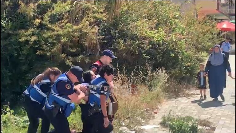 Kronikë/ Hipi në taracë, Policia dhunon vajzën! Aksioni i IKMT-së bëhet për të hapur një rrugë lidhëse