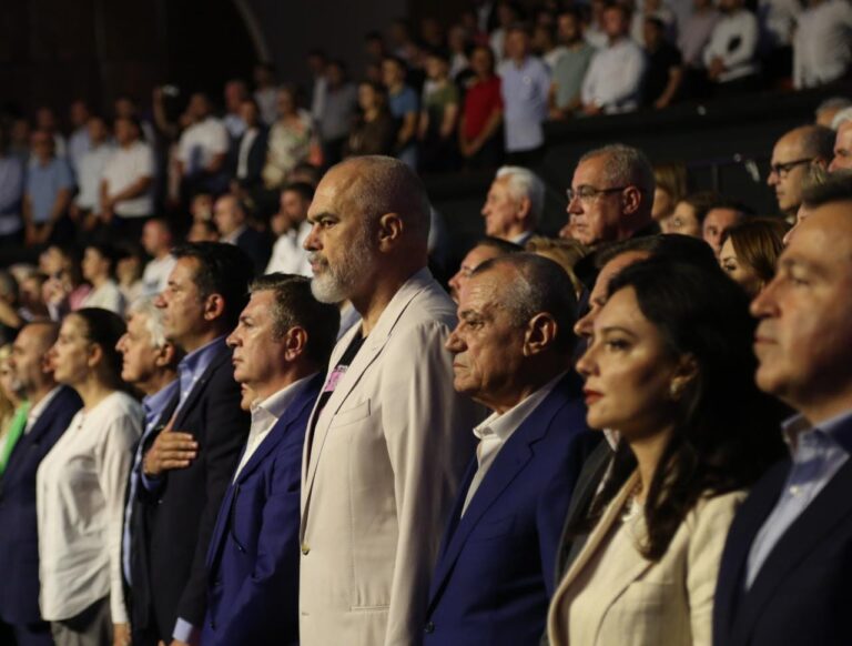 FOTOLAJM/ Festa e PS-së, Rama krah Gjiknurit dhe Ruçit