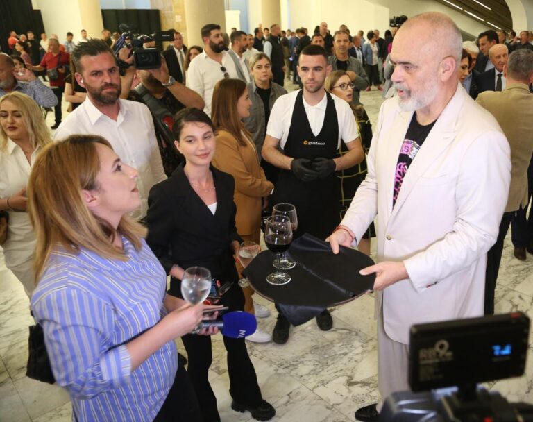 FOTOLAJM/ Rama edhe si kamarier, u ofron grave socialiste nga një gotë verë