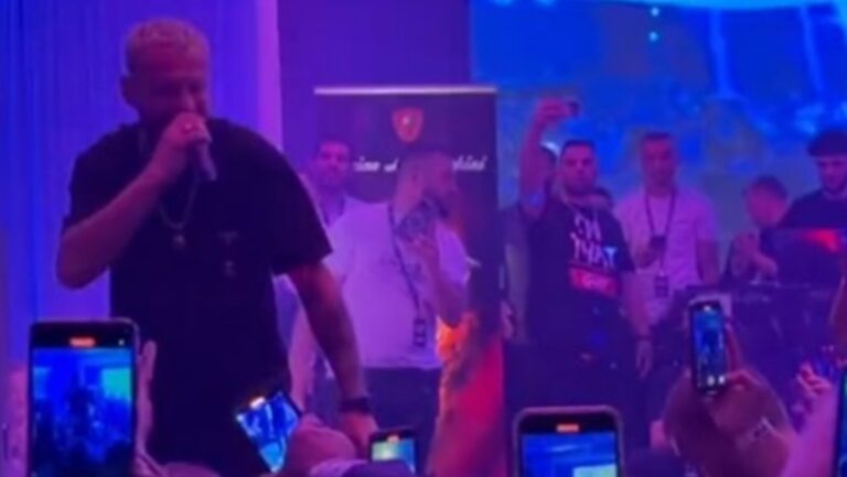 Fansi “i çmendur” heq Rolex-in nga dora dhe ia dhuron Luizit gjatë koncertit