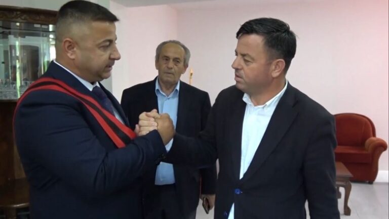 Shtrëngim duarsh mes rivalëve në bashkinë e Memaliajt