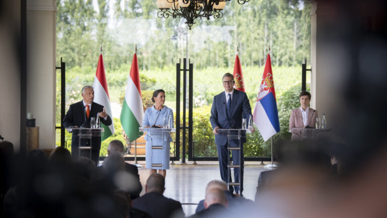 Në konferencë me Vuçiçin, kryeministri Orban i kërkon lirimin e tre policëve të Kosovës