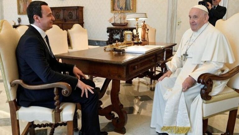 Albin Kurti merr bekimin nga Papa për takimin në Bruksel