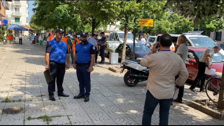 Shkodër, pastrohen trotuaret nga tendat e lokaleve