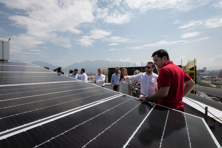 Panele diellore për prodhim energjie në tarracat e kopshteve e shkollave në Tiranë