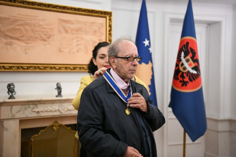Dekorimi nga presidentja Osmani, shkrimtari Ismail Kadare: Është një fat i rrallë që një popull të të nderojë