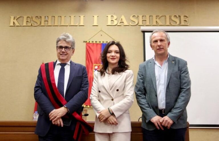 Benet Beci merr zyrtarisht detyrën, Spiropali poston foto me kryetarin e ri të Bashkisë Shkodër