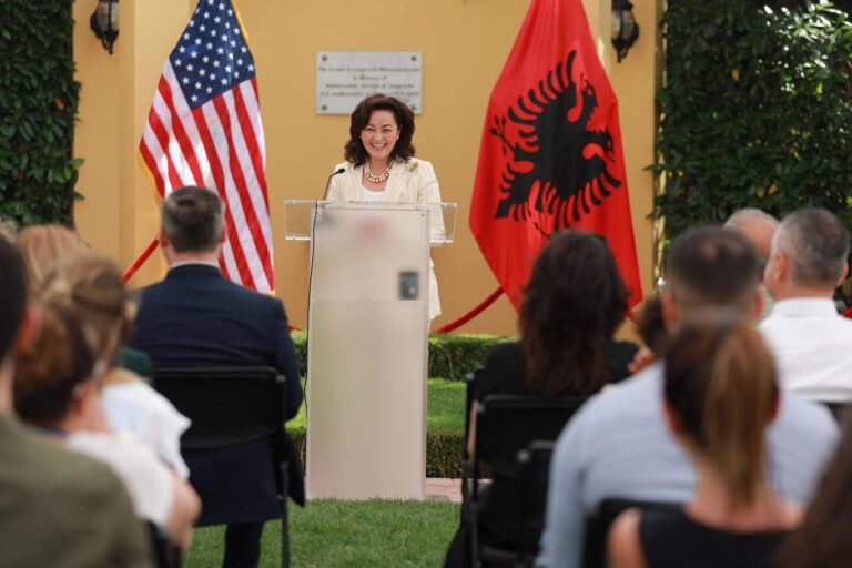 Ambasada Amerikane: Lamtumirë ambasadore Kim, udhëheqje me dhembshuri dhe kujdes