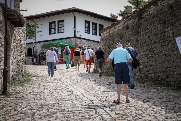 Rama publikon foto: Vërshimi i turistëve drejt Beratit