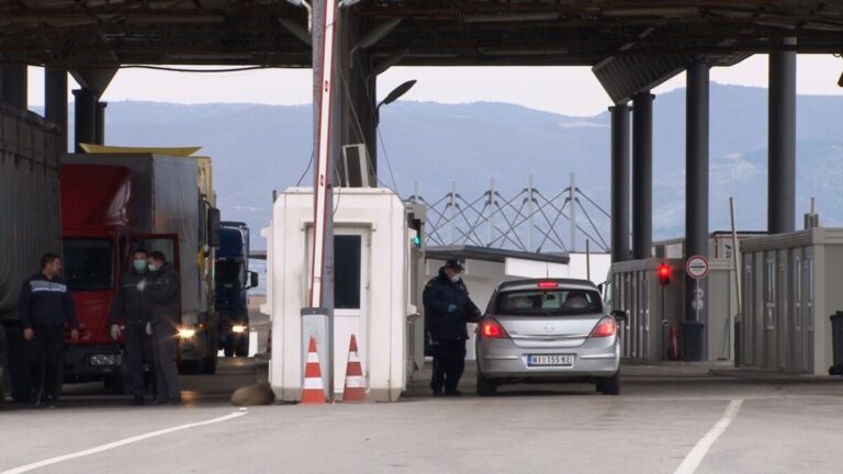 Ndalohet hyrja në Kosovë e makinave me targa serbe