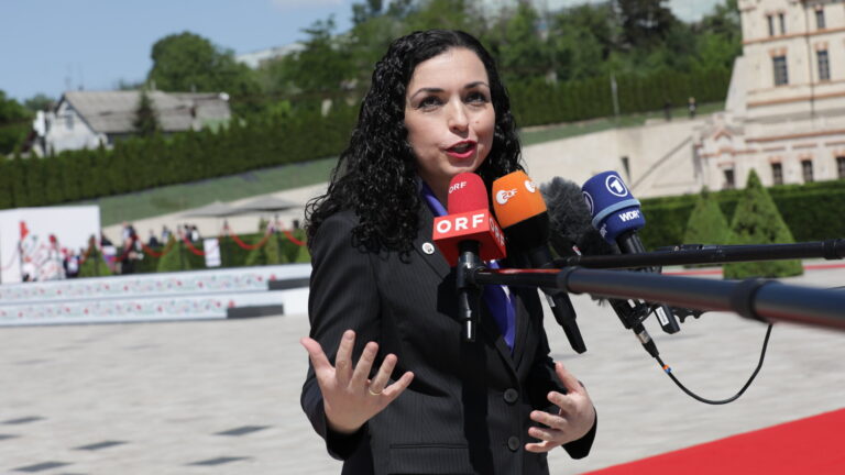 VIDEO/ Takimi 10 minuta me Vuçiç, presidentja Osmani: Nuk do zgjidhje, i kërkova largimin e bandave