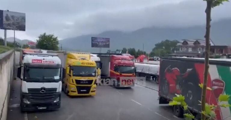 Sanksionet e Kurtit efekte në Shqipëri, dhjetëra kamionë bllokohen në doganë