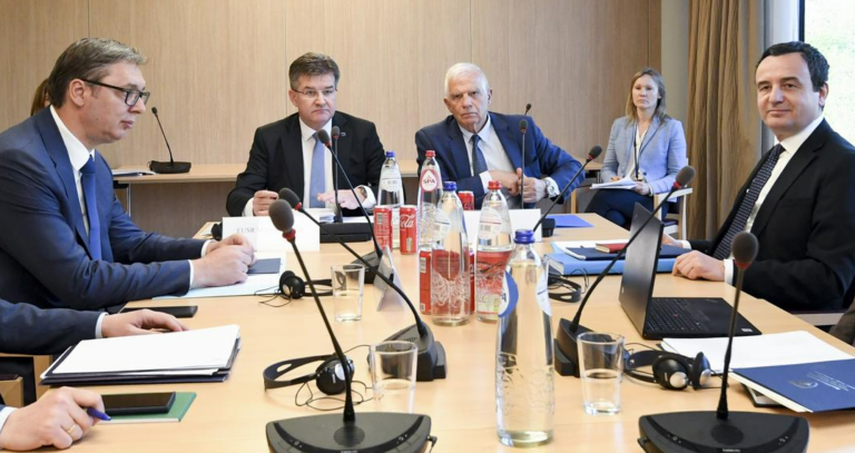DW: Kurti dhe Vuçiç nuk duan t’i japin as dorën njëri-tjetrit