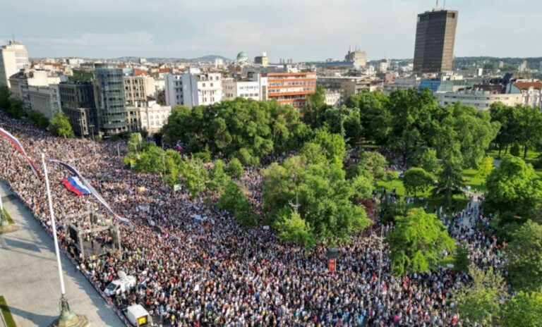 Mijëra persona në protestën antiqeveritare në Serbi: Vuçiç, ik